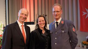 Ida Freifrau von Boeselager und Dr. Helmut Loggen unterstützen den neuen Diözesanleiter Magnus Freiherr von Canstein (rechts)