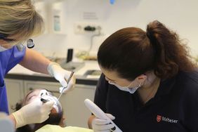 Zahnarzt behandelt Menschen ohne Krankenversicherung