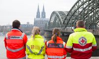 Sanitäter der vier Hilfsorganisationen vor der Kulisse Kölns