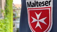 Wappen auf der Dienstjacke der Malteser
