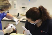 Zahnarzt behandelt Menschen ohne Krankenversicherung
